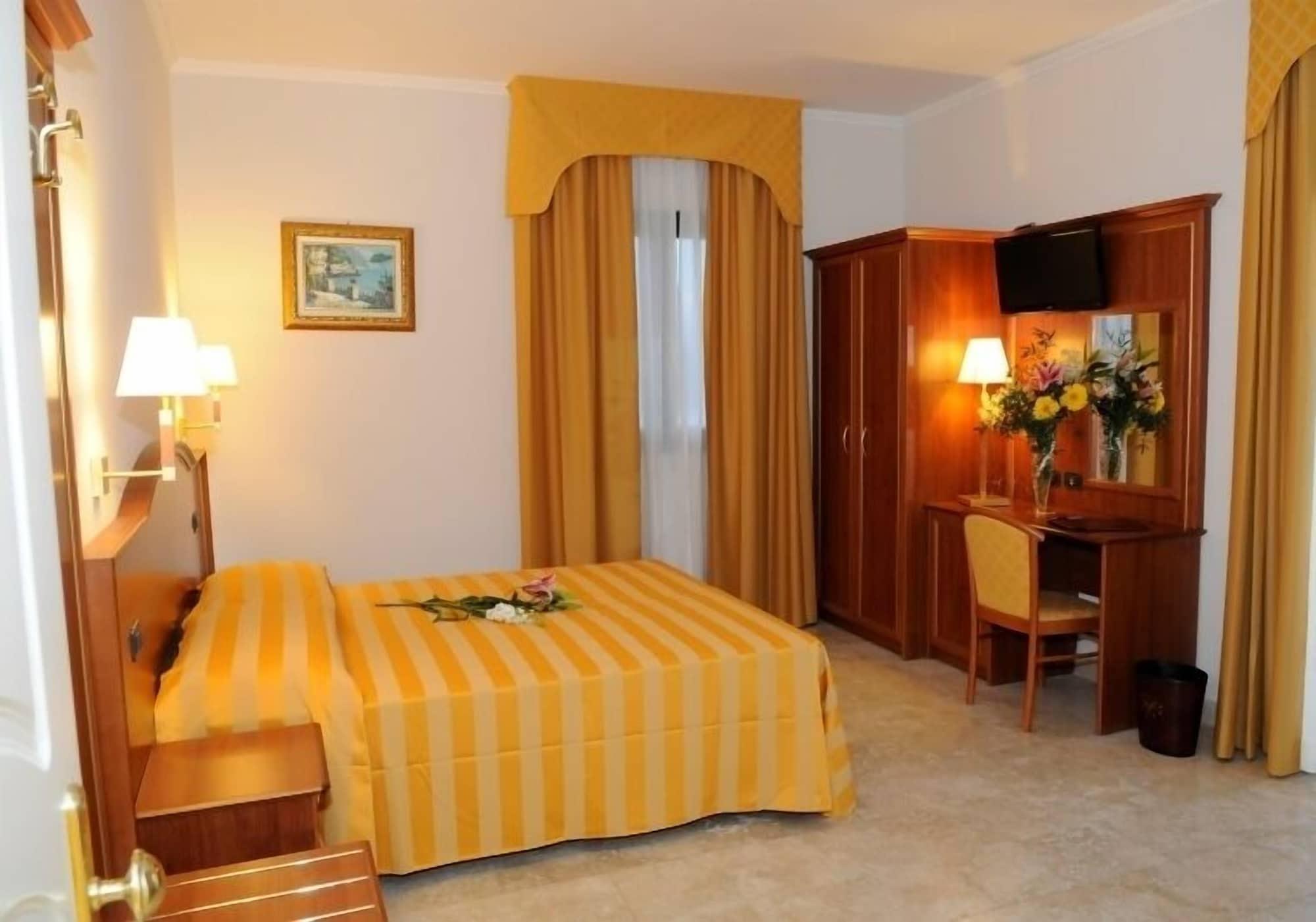 Fashion Hotel Valmontone Esterno foto