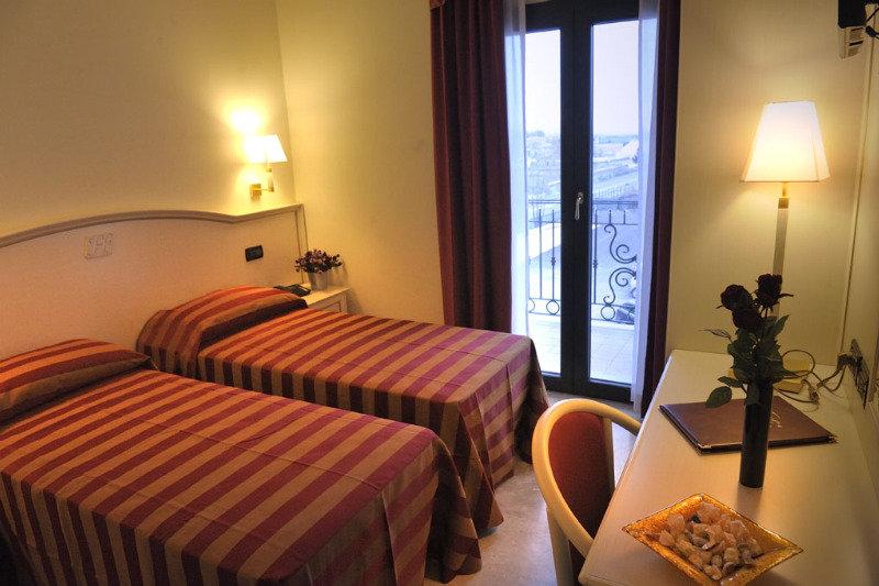Fashion Hotel Valmontone Esterno foto