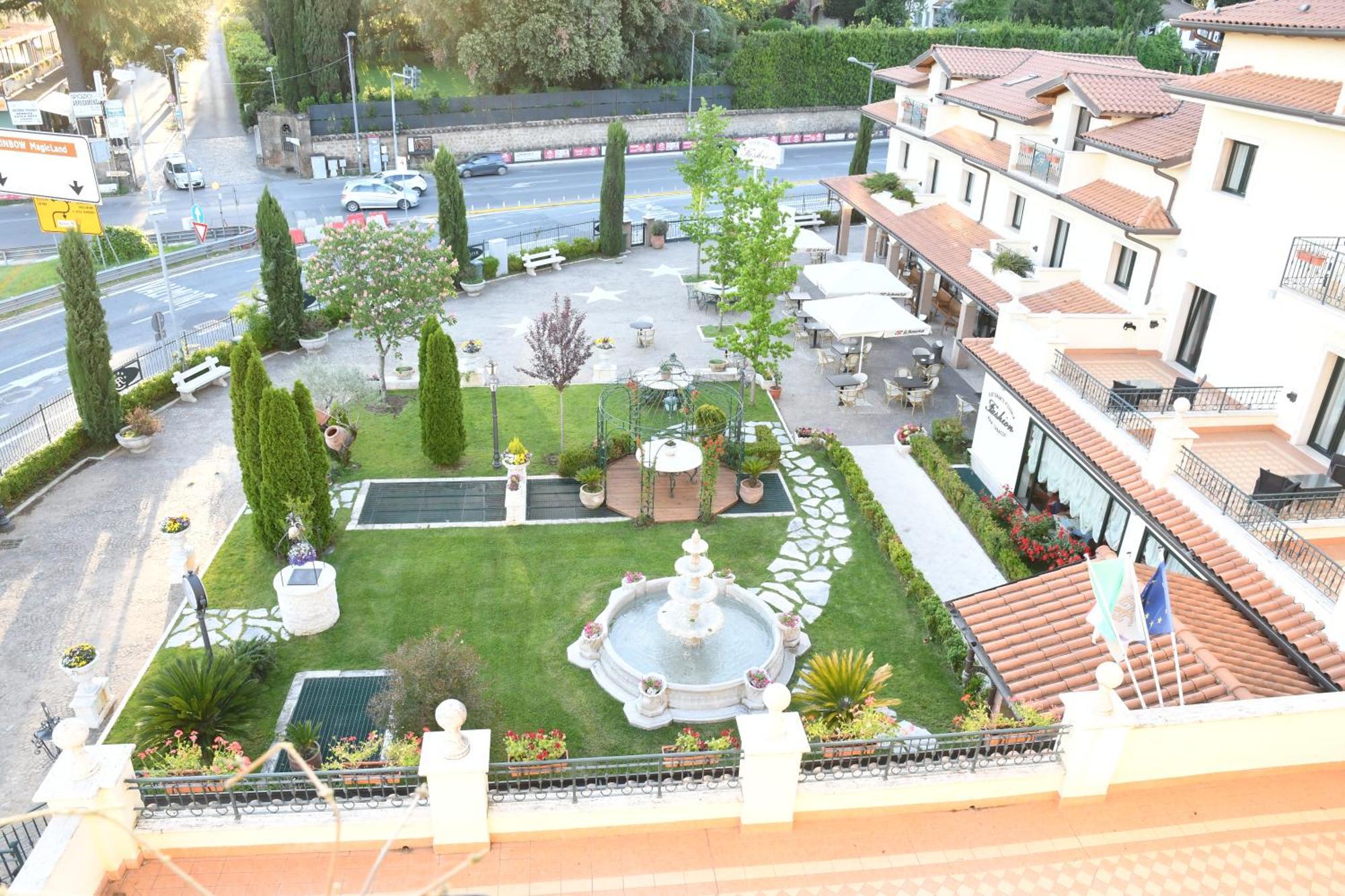 Fashion Hotel Valmontone Esterno foto