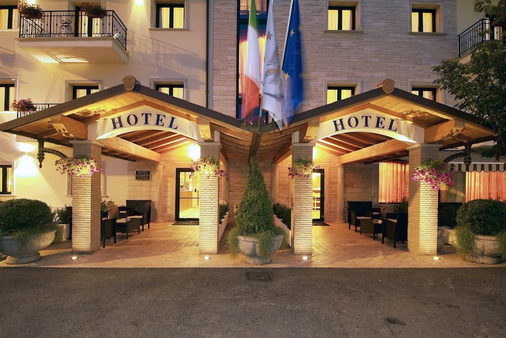 Fashion Hotel Valmontone Esterno foto