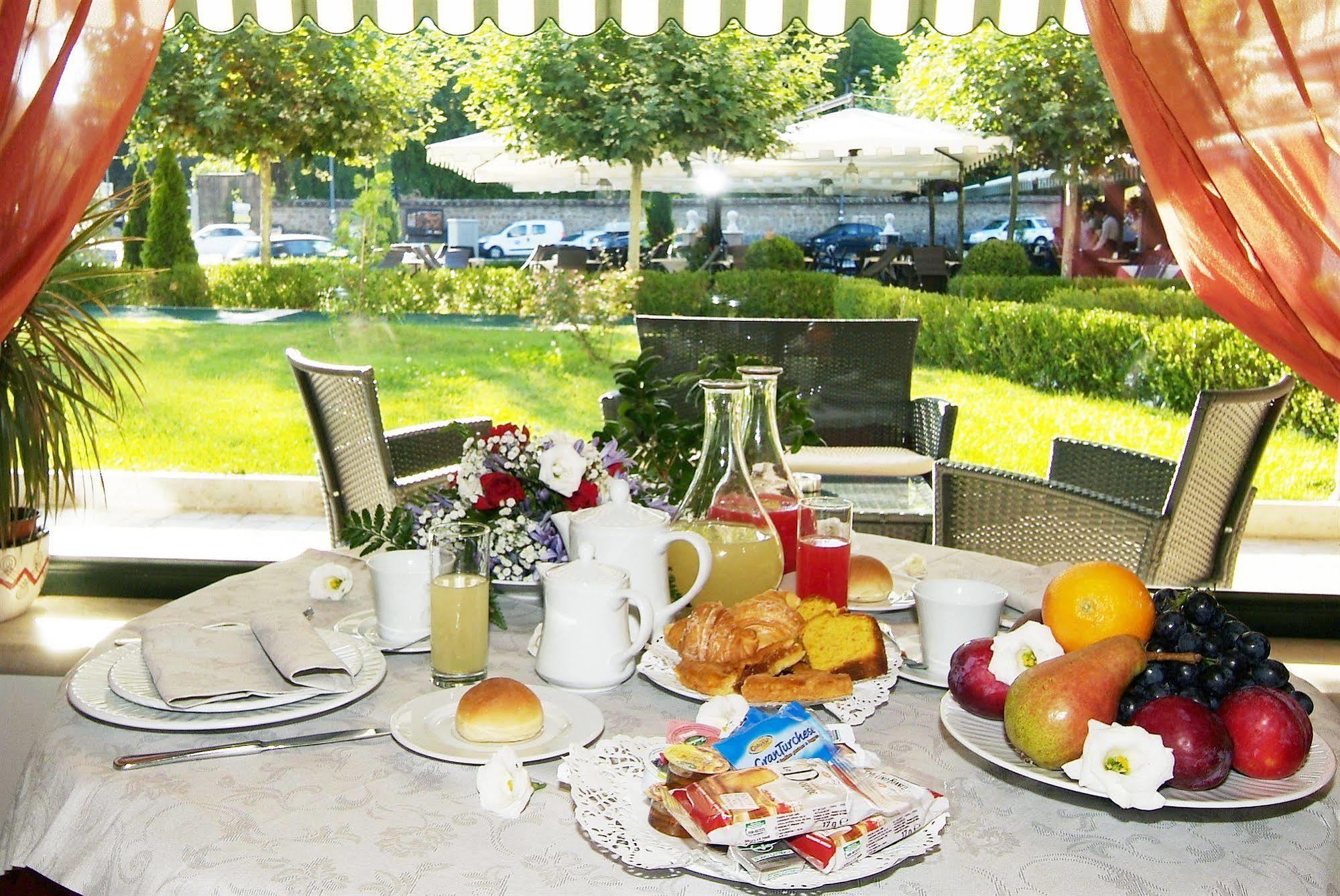 Fashion Hotel Valmontone Esterno foto